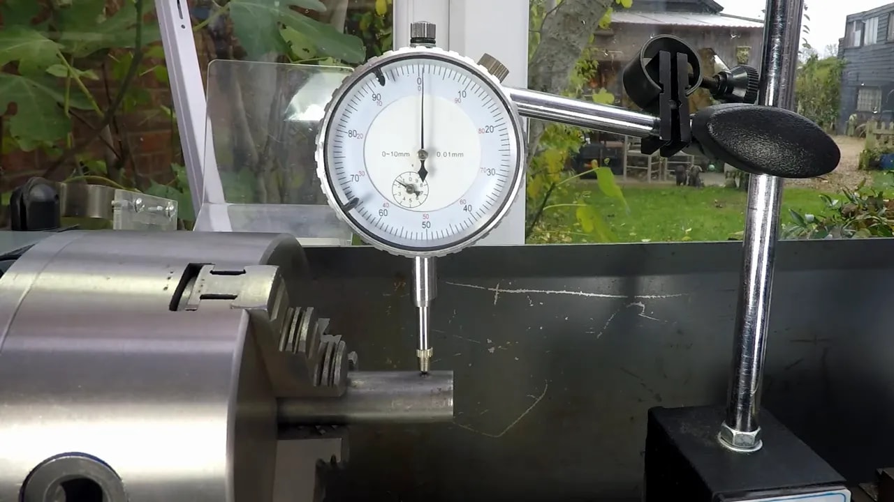 Clear view of dial indicator reading position on lathe bar for tool height correction